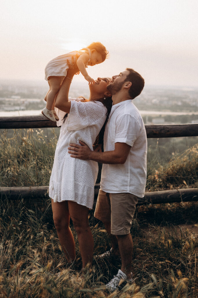 Séance photo famille au Pech-David à Toulouse au coucher du soleil, bébé et parents immortalisés dans des instants authentiques et lumineux.