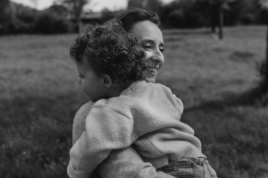 Séance photo famille au Parc de Cinquante à Toulouse, capturant les rires et les câlins des enfants dans un cadre naturel et lumineux.