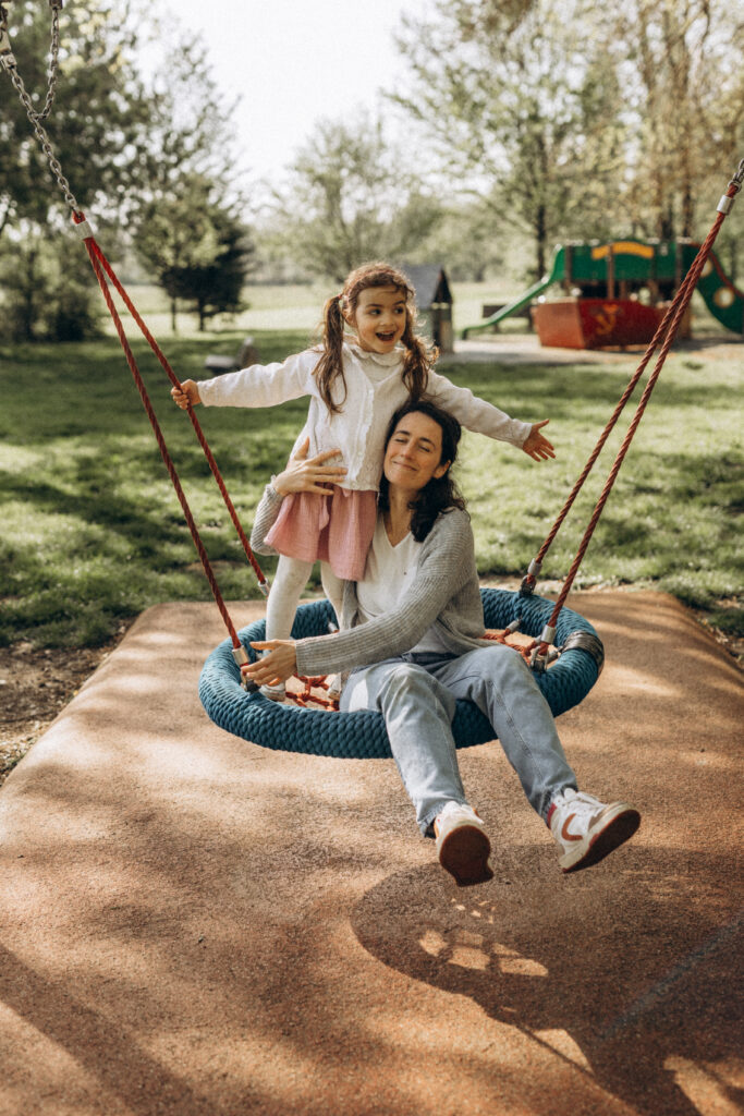 Séance photo famille au Parc de Cinquante à Toulouse, capturant les rires et les câlins des enfants dans un cadre naturel et lumineux.