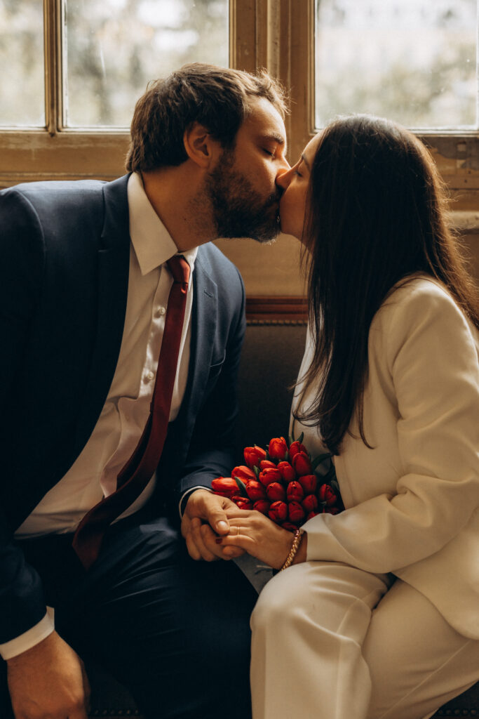 Mariage au Capitole de Toulouse, photographie naturelle et spontanée par Carolline, photographe de famille et mariage à Toulouse.