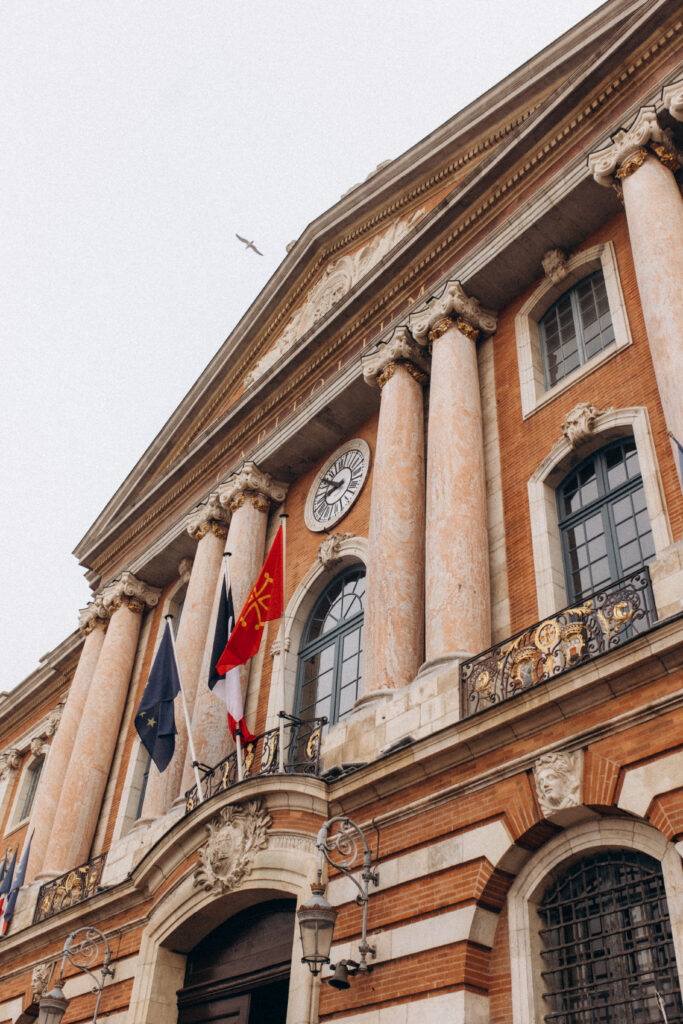 Mariage au Capitole de Toulouse, photographie naturelle et spontanée par Carolline, photographe de famille et mariage à Toulouse.