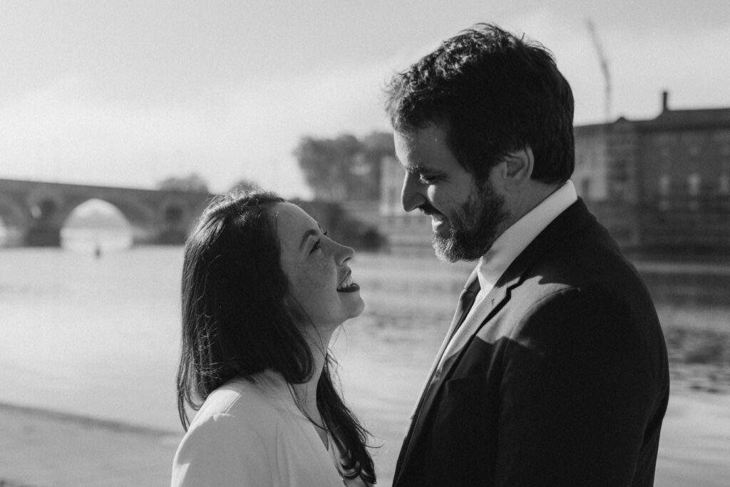 Mariage au Capitole de Toulouse, photographie naturelle et spontanée par Carolline, photographe de famille et mariage à Toulouse.