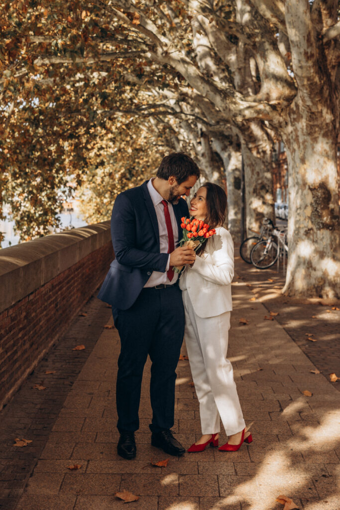 Mariage au Capitole de Toulouse, photographie naturelle et spontanée par Carolline, photographe de famille et mariage à Toulouse.