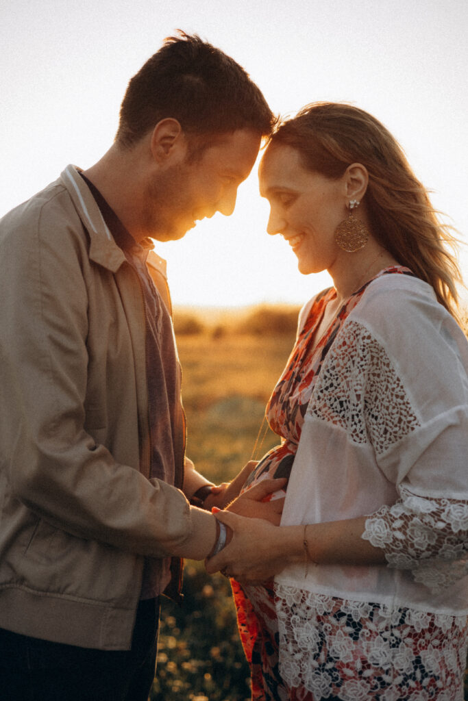 Séance photo grossesse en extérieur au Pech-David à Toulouse au coucher du soleil, future maman capturée dans une lumière dorée et naturelle.
