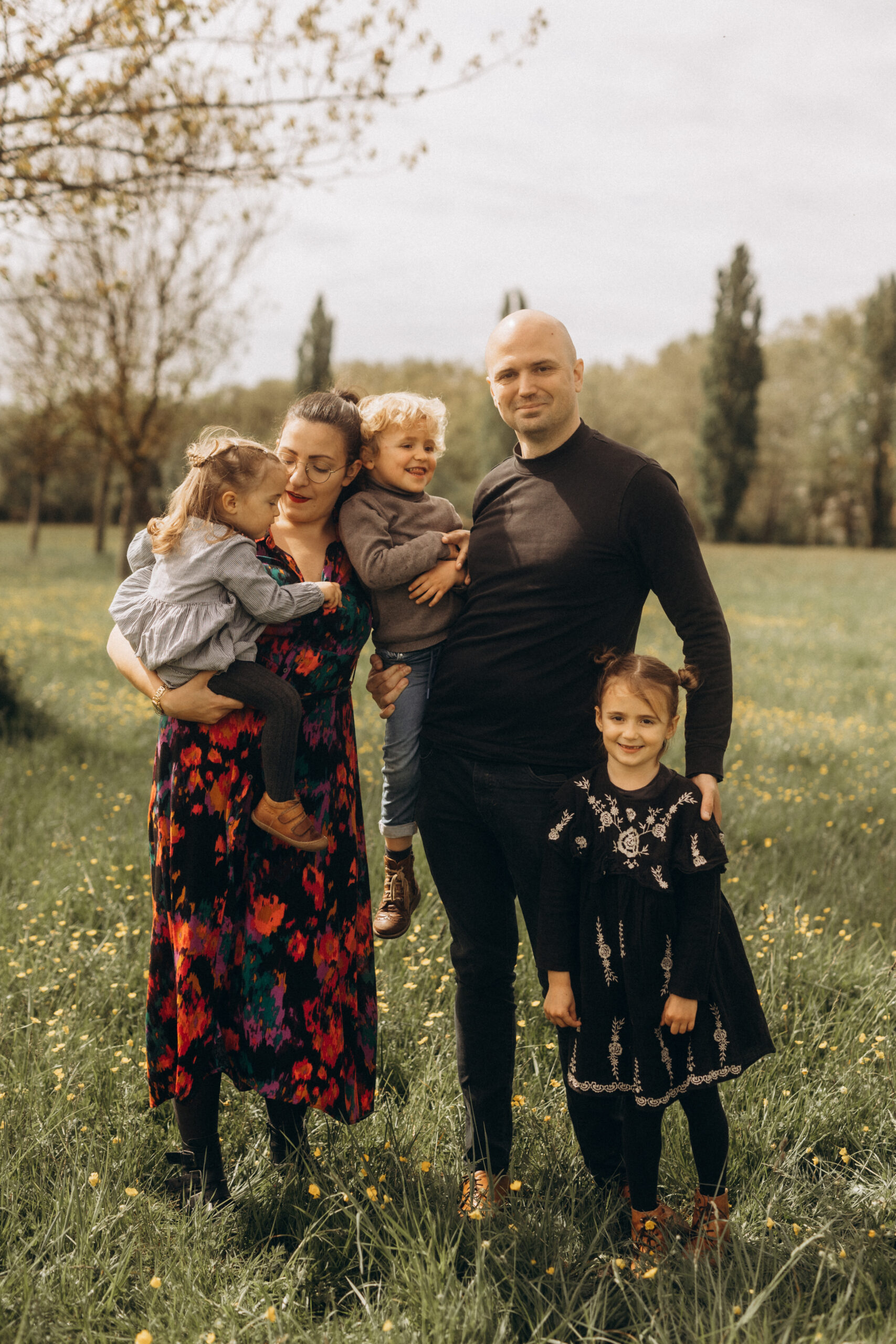 Séance photo famille au Parc de Cinquante à Toulouse, capturant les rires et les câlins des enfants dans un cadre naturel et lumineux.
