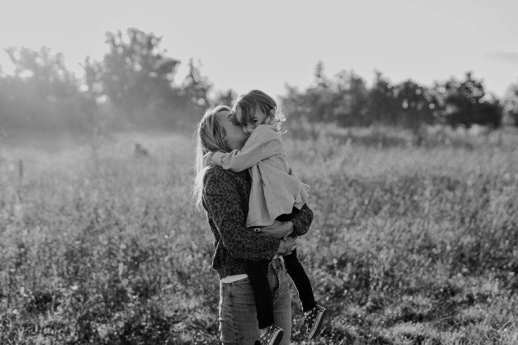 Séance photo en extérieur au Pech-David, Toulouse, famille célébrant l’amour et la complicité dans une atmosphère douce et naturelle.