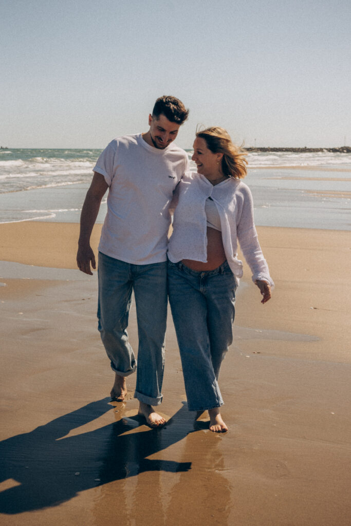 Séance photo couple et grossesse à Gruissan, moment naturel et poétique au bord de la mer, idéal pour des souvenirs authentiques