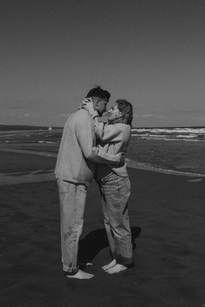 Séance photo couple et grossesse à Gruissan, moment naturel et poétique au bord de la mer, idéal pour des souvenirs authentiques