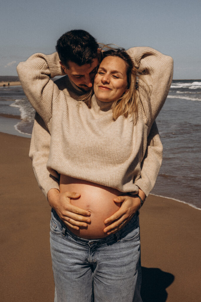 Séance photo couple et grossesse à Gruissan, moment naturel et poétique au bord de la mer, idéal pour des souvenirs authentiques