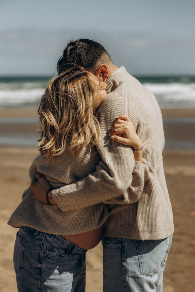 Séance photo couple et grossesse à Gruissan, moment naturel et poétique au bord de la mer, idéal pour des souvenirs authentiques