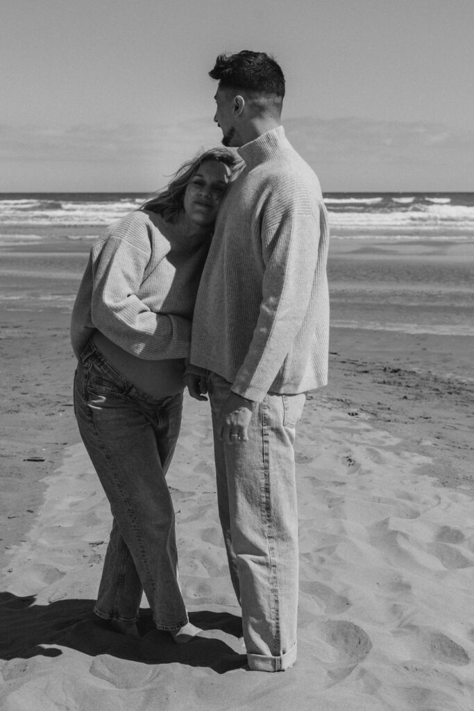 Séance photo couple et grossesse à Gruissan, moment naturel et poétique au bord de la mer, idéal pour des souvenirs authentiques